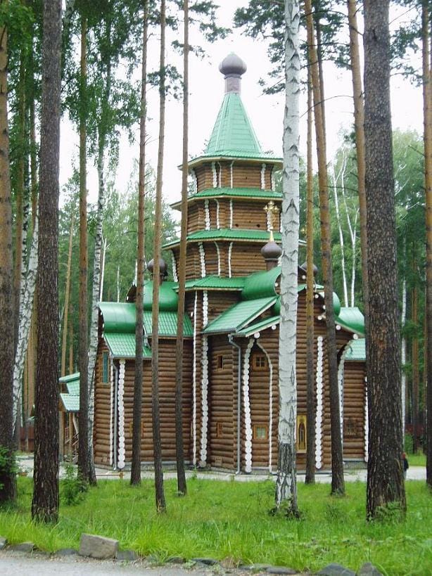 예카테린부르크 외곽 콥탸키 숲의 가니나 야마 수도원. 러시아 정교회 목조 예배당이 숲속에 자리잡고 있다. 로마노프 가족의 시신이 처음 투기된 폐광산 터 위에 세워졌다.