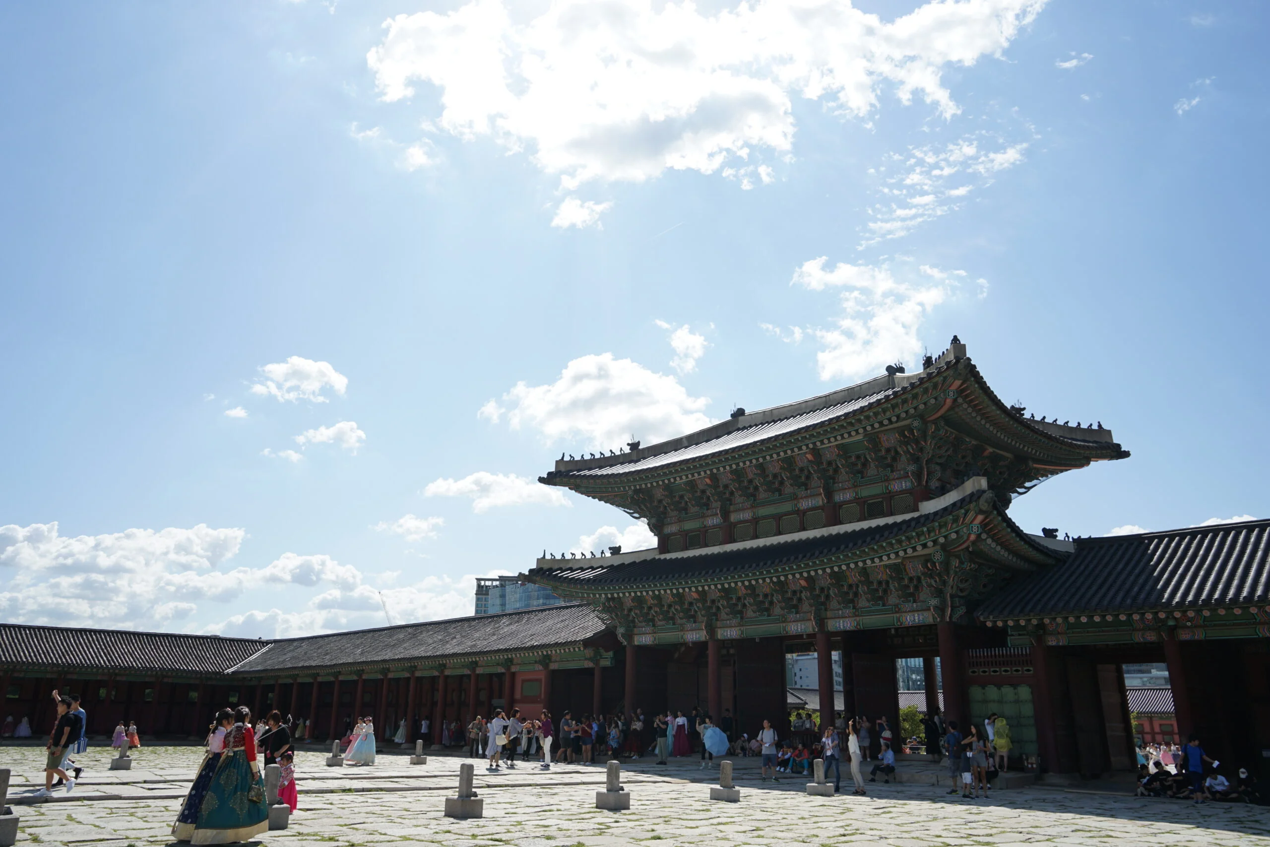 경복궁 근정문. 단종이 즉위식을 거행한 조선시대 경복궁 정문 누각. 2층 목조 건물로 웅장한 위용을 갖추고 있으며 앞뒤로 넓은 광장이 펼쳐진다.