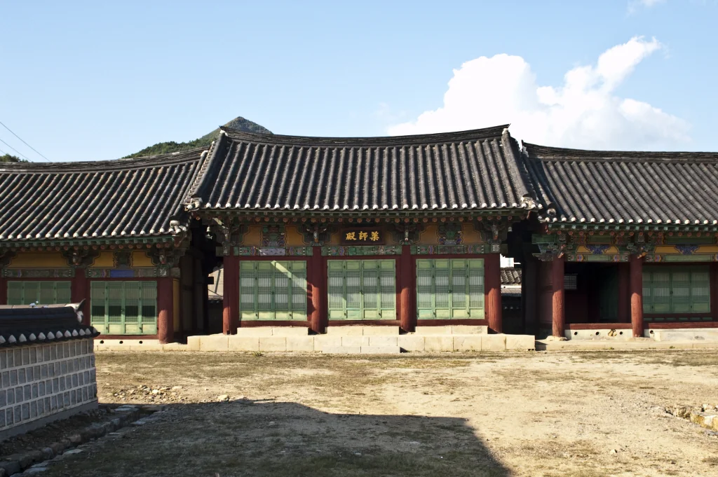 강원도 영월 관풍헌. 단종이 청령포 홍수 이후 옮겨와 마지막을 보낸 조선시대 관아 건물. 단정한 목조 구조물로 현재 복원되어 있다.