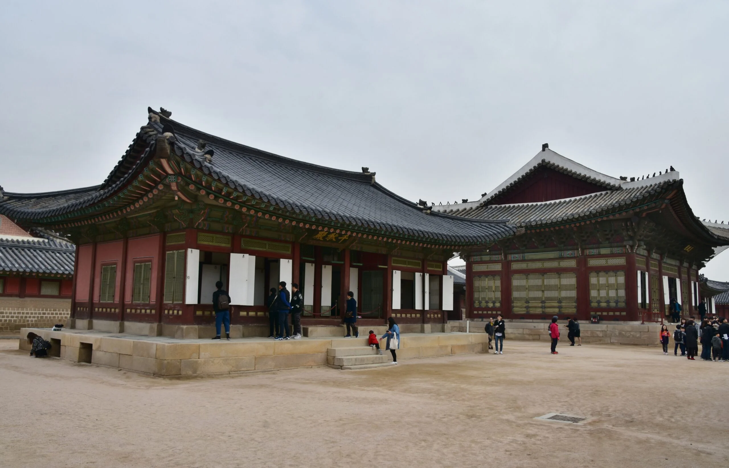 경복궁 사정전 전경. 조선시대 왕이 일상적인 정무를 보던 편전으로, 황표정사와 계유정난 이후 권력 교체가 이루어진 핵심 공간. 소박하고 단정한 목조 건물이다.