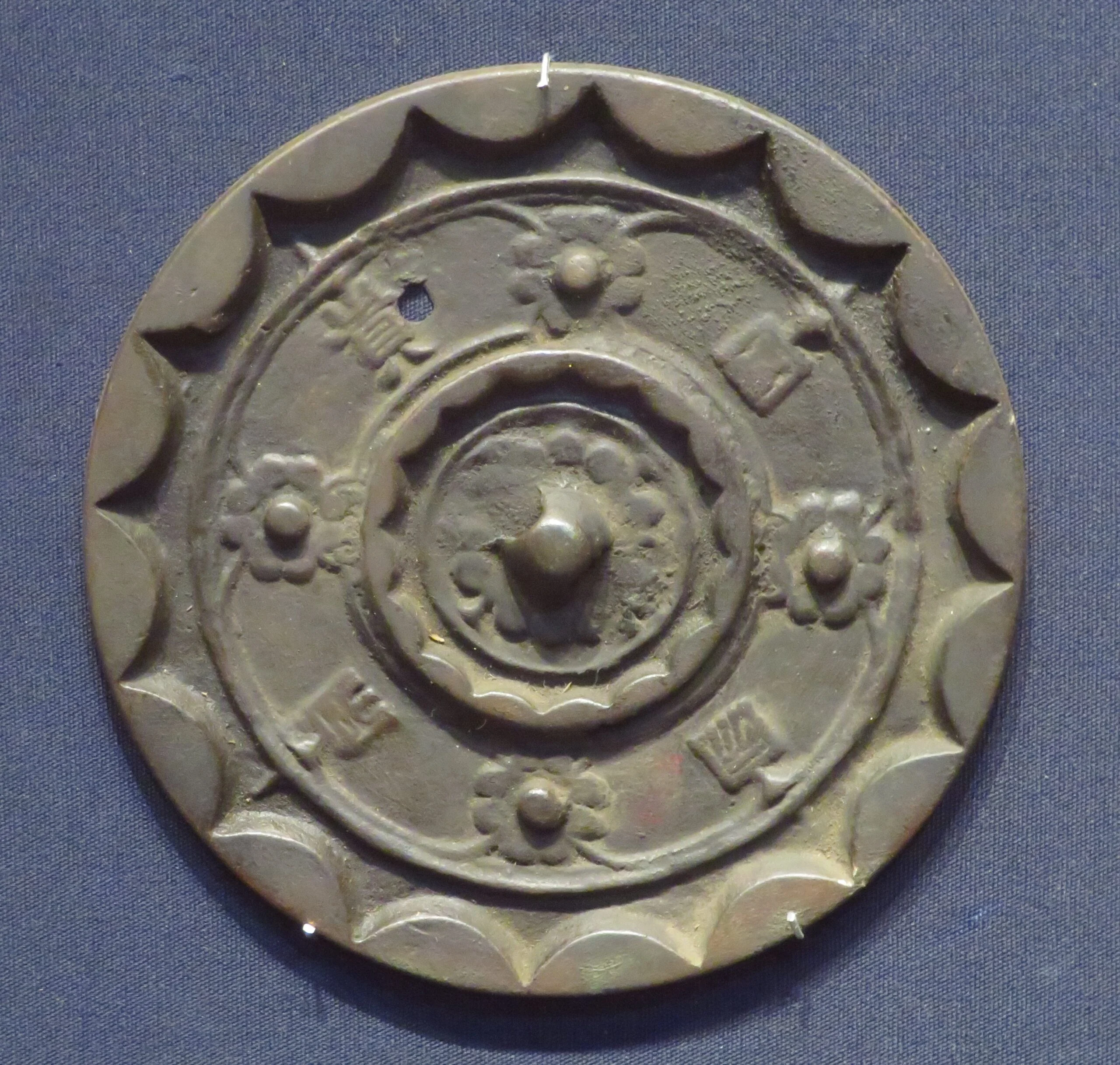 중국 한나라 시대 동경(銅鏡) 유물. 위나라 황제가 히미코에게 하사한 동경 100매도 이와 유사한 형태였을 것이다.