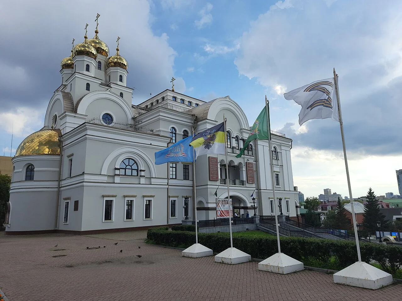 예카테린부르크 피의 성당(Church on the Blood). 러시아 정교회 성당. 이파티예프 저택이 철거된 자리에 2003년 건립됨. 황금 돔과 흰 외벽.