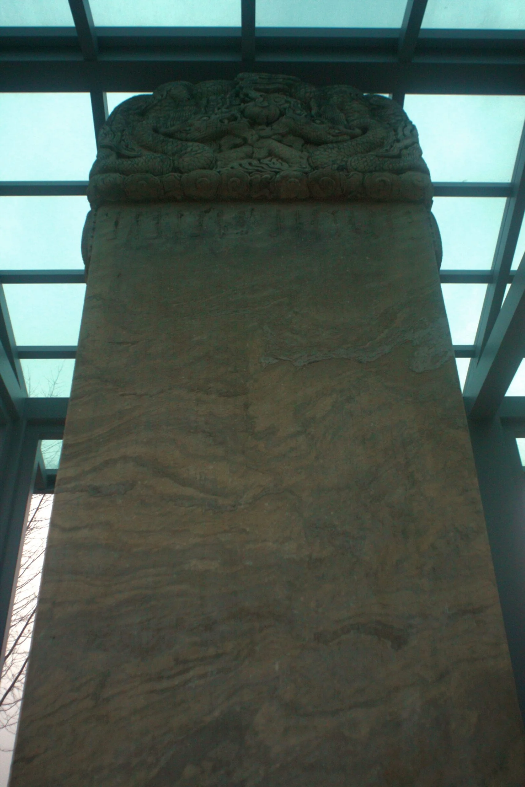 삼전도비 비문 근접 사진. 만주어, 몽골어, 한문 3개 국어가 병기된 비문이 선명하게 새겨져 있다.