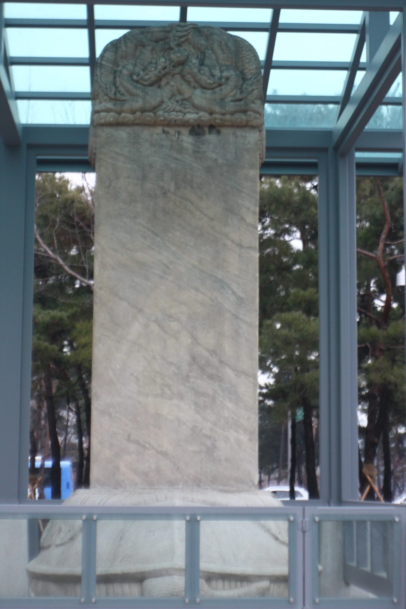 서울 송파구에 세워진 대청황제공덕비(삼전도비) 전경. 높이 5.7m의 대형 비석으로 삼전도 항복을 기념하여 청나라가 건립을 명했다.