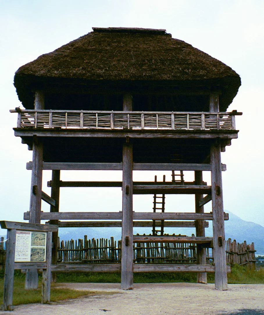 사가현 요시노가리 유적의 복원된 야요이 시대 망루. 위지왜인전이 묘사한 '성책과 누관'의 모습을 실제로 보여준다. 규슈설의 핵심 근거지이기도 하다.