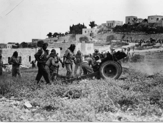 1948년 예루살렘 인근에서 야포를 조작하는 요르단 아랍 군단 병사들의 흑백 사진.