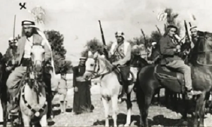 소총을 들고 야외에 모여 있는 팔레스타인 아랍 반란군의 1936년 흑백 사진.