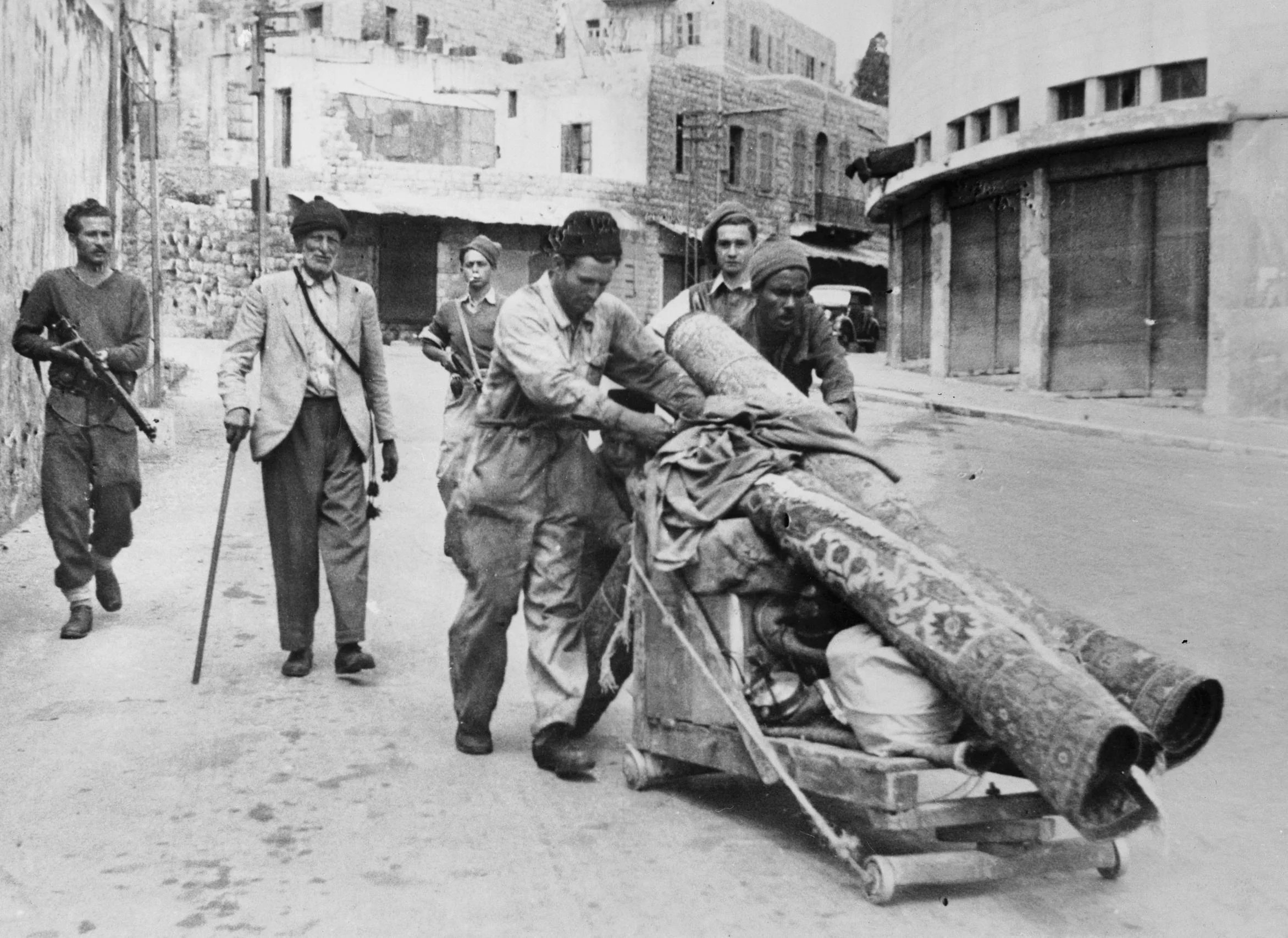 1948년 4월 하이파에서 하가나 병사들에게 쫓겨나는 팔레스타인 아랍 주민들의 흑백 사진.