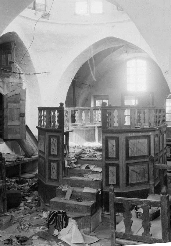 내부가 파손되고 어지럽게 흩어진 헤브론 유대교 회당의 1929년 흑백 사진.
