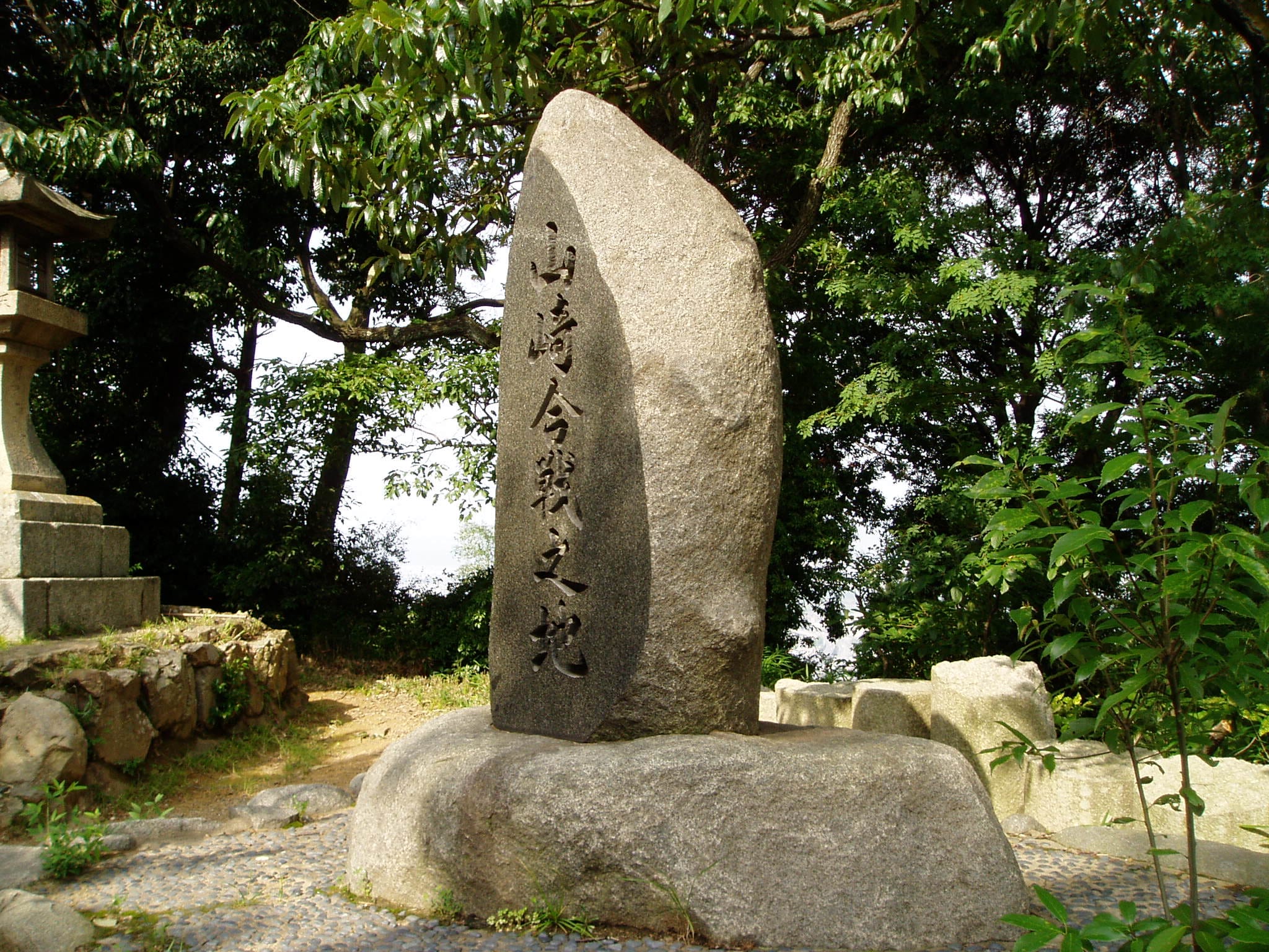 교토부 오야마자키의 덴노산 등산로. 나무가 우거진 산길과 계단이 비탈을 따라 이어진다.